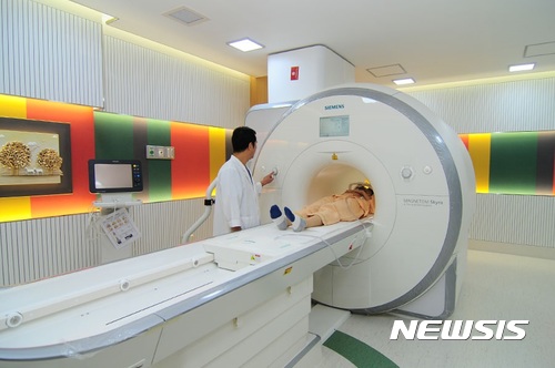 【포항=뉴시스】강진구 기자 = 경북 포항성모병원은 독일 지멘스사의 최신 3.0T(Tesla) MRI를 추가 도입해 17일부터 본격 가동을 시작했다.이번에 도입한 기기는 MRI 검사 성능을 최대화하기 위해 4세대 Tim기술인 Tim 4G를 통한 최신 기술의 집약체로 70㎝의 넓은 출입구와 173㎝라는 짧은 시스템 길이를 가진 환자 친화적인 3T 자기공명영상장치다.질병의 검사범위와 영상의 해상도가 크게 향상돼 검사에서부터 진단과 치료 후 경과 확인까지 배려한 최첨단 프리미엄 설비다.사진은 이번에 도입한 3.0T MRI 기기.2017.10.17.(사진=포항성모병원 제공)  photo@newsis.com 
