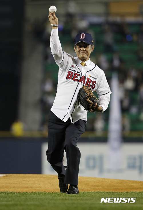 【서울=뉴시스】최동준 기자 = 17일 서울 잠실야구장에서 열린 2017 KBO 포스트시즌 플레이오프 두산 베어스 대 NC 다이노스의 경기, 박철순이 시구를 하고 있다. 2017.10.17. photocdj@newsis.com