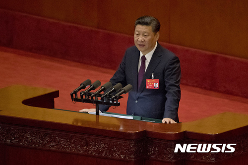 【베이징=AP/뉴시스】시진핑 중국 국가주석이 18일 베이징에서 열린 제19차 공산당 전국대표대회(당대회) 개막식에서 제18기 중앙위원회를 대표해 지난 5년간 실적과 향후 국가 운영 지침에 관한 공작보고를 발표하고 있다. 2017.10.18 