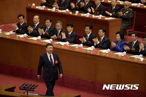 【베이징=AP/뉴시스】시진핑 중국 국가주석이 18일 베이징에서 열린 제19차 공산당 전국대표대회(당대회) 개막식에 참석해 연설하기 위해 연단 쪽으로 걸어가고 있다. 2017.10.18 