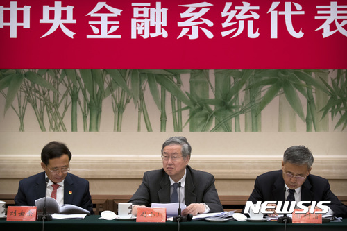 【베이징=AP/뉴시스】저우샤오촨(가운데) 당시 중국 인민은행 총재가 19일 베이징 인민대회당에서 열린 중앙금융계통대표단 기자회견에 참석하고 있다. 그는 이날 "중국은 기업 채무 수준이 상대적으로 높고 가계부채가 너무 빠르게 증가하고 있다"고 지적했다.2017.10.19