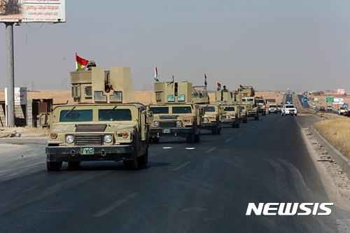 【이르빌=AP/뉴시스】 쿠르드 자치정부 군대가 20일 수도 이르빌을 벗어나 이라크군이 진격해온 자치령 경계선상의 알툰 쿠프리로 향하고 있다. 이날 양측은 포화를 교환했다. 2017. 10. 20. 