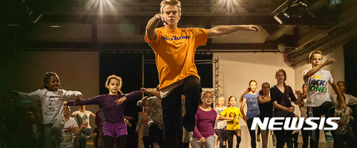 【광주=뉴시스】배동민 기자 = 국립아시아문화전당(ACC)은 독일의 세계적인 커뮤니티 댄스 무용단 '루퍼스 댄스 씨어터(DE LooPERS-dance theatre)'를 초청해 '커뮤니티 댄스 프로젝트'를 진행한다고 21일 밝혔다. 2017.10.21. (사진= 국립아시아문화전당 제공) photo@newsis.com