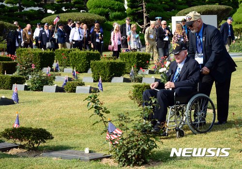 【부산=뉴시스】 하경민 기자 = 국가보훈처 초청으로 방한한 미국 6·25전쟁 참전용사들이 지난해 10월 24일 오전 부산 남구 유엔기념공원에서 열린 '제72주년 유엔의 날' 기념식에 참석, 전우들의 묘역을 참배하고 있다. 2017.10.24.  yulnetphoto@newsis.com