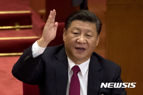 【베이징=AP/뉴시스】시진핑 중국 당 총서기 겸 국가주석이 24일 베이징 인민대회당에서 열린 제19차 당대회 폐막식에서 손을 들어 업무보고 내용에 대한 승인을 표시하고 있다. 2017.10.24  