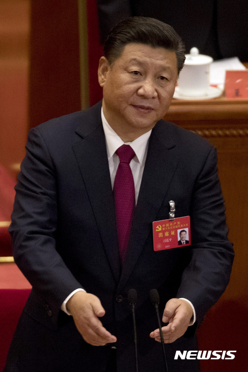 【베이징=AP/뉴시스】 시진핑 중국 국가주석이 24일 베이징 인민대회당에서 열린 19차 당대회 폐회식에서 연설하고 있다. 2017.10.24 