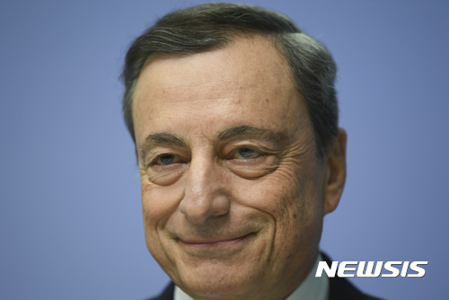 【 프랑크푸르트=AP/뉴시스】마리오 드라기 유럽중앙은행(ECB) 총재가 26일(현지시간) 독일 프랑크푸르트에 있는 ECB 청사에서 기자회견을 열어 통화정책회의 결과를 설명하고 있다.이날 ECB는 채권 매입 규모를 월 600억 유로(약 75조원)에서 300억 유로로 줄이고 매입 종료 기간을 올해 말에서 최소 9개월을 연장하기로 결정했다. 2017.10.27 