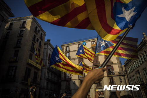【바르셀로나=AP/뉴시스】 카탈루냐 독립 지지시위대가 26일(현지시간) 스페인 바르셀로나에서 카를레스 푸지데몬 카탈루냐 자치정부 수반의 연설 후 에스텔라다(카탈루냐 분리주의자들의 깃발)를 흔들고 있다. 2017.10.27 