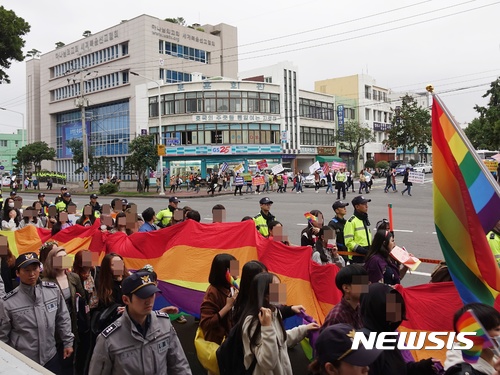 【제주=뉴시스】조수진 기자 = 28일 오후 제주퀴어문화축제 참가자들이 제주시 일도2동 신산공원에서 제주시청사 앞까지 퀴어를 상징하는 무지개색 깃발과 천을 들고 행진하고 있다. 2017.10.28. susie@newsis.com