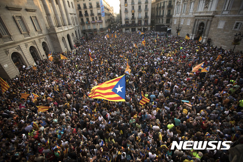 【바르셀로나=AP/뉴시스】27일(현지시간) 스페인 바르셀로나에서 카탈루냐 자치의회의 분리독립 선포안 가결을 축하하는 집회가 진행되고 있다. 2017.10.28.
