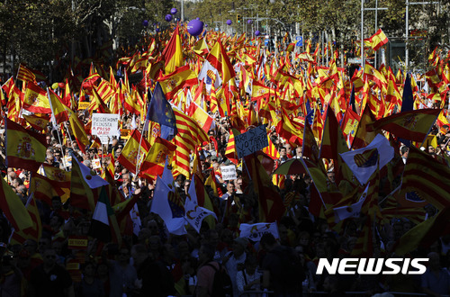 【바르셀로나=AP/뉴시스】 29일 스페인 바르셀로나 도심에서 수십 만 명이 카탈루냐 분리독립 반대 및 스페인 통합 지지 시위에 참가해 행진하고 있다. 2017. 10. 29. 