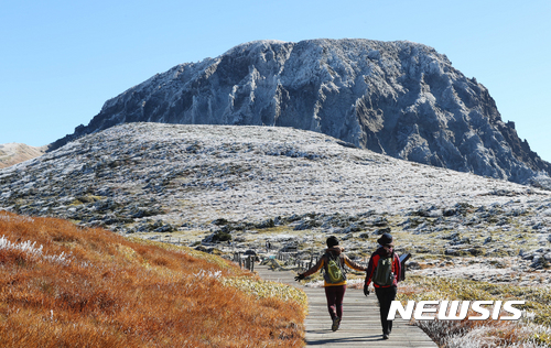 【제주=뉴시스】우장호 기자 = 지난 2017년 10월30일 제주 한라산에 첫 상고대가 활짝 핀 가운데 등반객들이 은빛 백록담을 향해 걸어가고 있다. 2017.10.30. woo1223@newsis.com