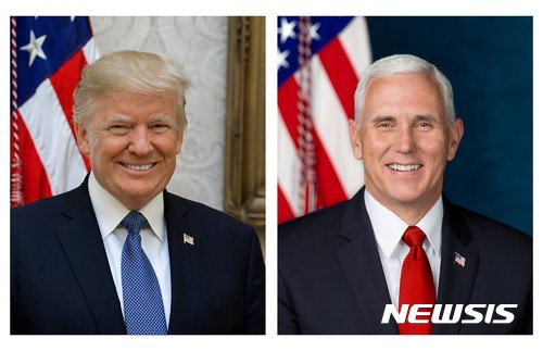 【워싱턴=AP/뉴시스】미국 백악관이 10월 31일(현지시간) 도널드 트럼프 대통령(왼쪽)과 마이크 펜스 부통령의 공식 초상 사진을 공개했다. 2017.11.2.