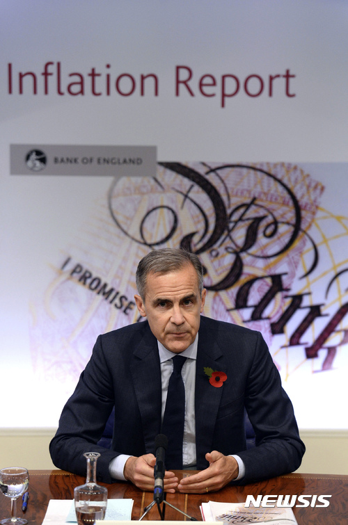 【런던=AP/뉴시스】중앙은행 영국은행(BoE)의 마크 카니 총재가 2일 인플레 계간보고서 발표 자리를 이용해 10년 만의 기준금리 인상을 공표하고 있다. 2017. 11. 2.