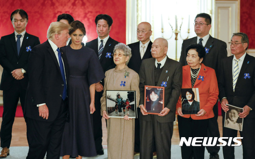【도쿄=AP/뉴시스】도널드 트럼프 미국 대통령과 부인 멜라니아 여사가 6일 도쿄에서 납북 피해자 가족들과 만나고 있다. 멜라니아 여사 옆에 선 여성이 북한에 납치된 요코타 메구미의 어머니 요코타 사키에이다. 2017.11.06 