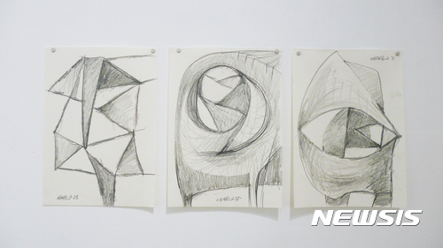 【서울=뉴시스】 김종영미술관 2층 전시실에는 드로잉 3점과 조각 작품 1점을 전시했다.