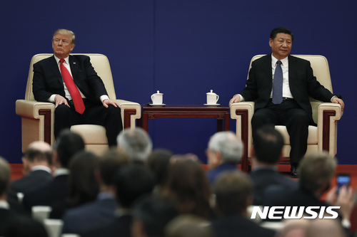 【베이징=AP/뉴시스】도널드 트럼프 미국 대통령이 9일 중국 베이징 인민대회당에서 열린 미중 기업인 행사에 시진핑 국가주석과 함께 참석해 서로 다른 방향을 바라보고 있다. 2017.11.09