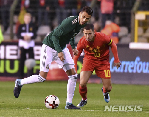 【브뤼셀=AP/뉴시스】멕시코 대표팀 수비수 디에고 레예스(포르투)가 부상으로 끝내 월드컵에서 낙마했다. 사진은 레예스(왼쪽)가 지난해 11월 열린 벨기에와의 평가전에 출전한 모습.