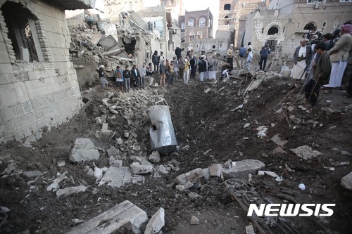 【사나(예멘) = AP/뉴시스】 11월11일 사우디아라비아 주도의 연합군의 공습이후 예멘의 사나의 주민들이 예멘국방부 청사 인근의 폭격 지점을 살펴보고 있다. 2017.11.13