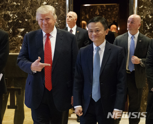 【뉴욕 =AP/뉴시스】 중국의 전자상거래업체 알리바바의 창업자 마윈(馬雲)이 지난 2017년 1월9일 미국을 방문해 뉴욕 트럼프 타워에서 도널드 트럼프 대통령을 만나고 있다. 