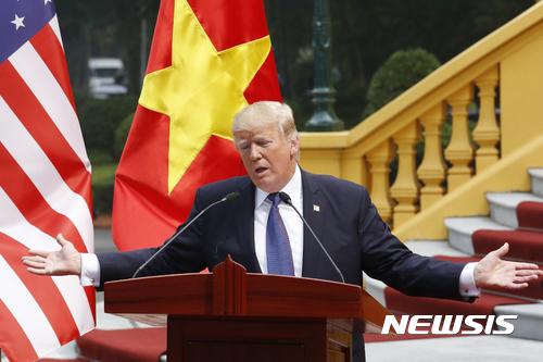 【하노이=AP/뉴시스】도널드 트럼프 미국 대통령이 쩐 다이 꽝 베트남 국가주석과 12일 베트남 하노이 주석궁에서 정상회담을 마친 뒤 공동 기자회견을 하고 있다. 2017.11.12 