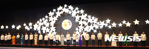 【마닐라(필리핀)=뉴시스】 전진환 기자 = 문재인(오른쪽 여섯번째부터) 대통령이 부인 김정숙 여사와 12일 오후(현지시간) 필리핀 마닐라 몰오브아시아 SMX 컨벤션센터에서 열린 ASEAN 50주년 기념 갈라만찬에 참석해 각국 정상들과 기념촬영을 하고 있다. 2017.11.12.  amin2@newsis.com 