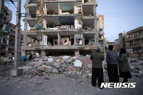 【사르폴자하브=ISNA·AP/뉴시스】 이란 사르폴자하브에서 13일(현지시간) 주민들이 강진으로 무너진 건물을 바라보고 있다. 사진은 이란 현지 언론인 ISNA가 제공한 것이다. 2017.11.13