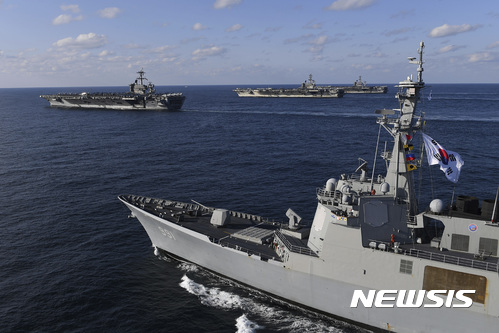 【 한국 국방부·AP/뉴시스】동해에서 12일 미국 핵추진 항공모함 USS 니미츠(앞줄 오른쪽), USS 로널드 레이건(가운데), USS 시어도어 루즈벨트함이 미국 및 한국 군함들과 훈련을 벌이고 있다.2017.11.13 