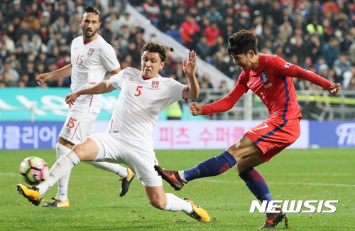 【대구=뉴시스】자료사진. 지난해 11월 14일 오후 울산 문수축구경기장에서 열린 축구 국가대표 평가전 대한민국과 세르비아의 경기에서 대한민국 손흥민이 슛을 하고 있는 모습이다. 뉴시스DB. 2018.05.23. photo@newsis.com