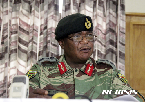 【하라레(짐바브웨)=AP/뉴시스】짐바브웨의 콘스탄티노 치웽거 군사령관이 지난 13일 수도 하라레에서 기자회견을 하고 있다. 그는 짐바브웨의 정치적 긴장을 진정시키기 위해 군이 개입할 수 있다고 경고했다. 이후 하라레 거리에 무장 탱크가 등장했고 15일에는 최소 3건의 거대한 폭발음이 들렸으며 군용차량들이 거리 곳곳에서 목격되고 있다. 짐바브웨는 93살의 로버트 무가베 대통령이 후계자로 지목되던 부통령을 숙청하면서 정치적 긴장이 높아졌다. 집권당은 군사령관이 반란을 꾀하고 있다고 비난했다. 2017.11.15 