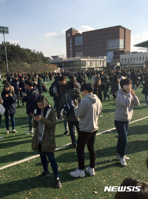 【서울=뉴시스】15일 오후 2시 29분께 경북 포항시 북구 북쪽 6km 지역에서 규모 5.5 지진이 발생한 가운데 한동대학교에서 학생들이 대피하고 있다. 2017.11.15. (사진=독자 제공)  photo@newsis.com 