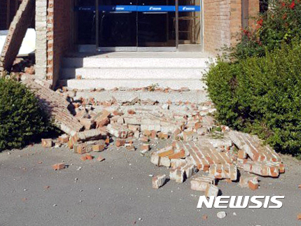 【서울=뉴시스】15일 오후 2시 29분께 경북 포항시 북구 북쪽 6km 지역에서 규모 5.5 지진이 발생한 가운데 한동대학교 건물 벽돌이 떨어져있다. 2017.11.15. (사진=독자 제공)  photo@newsis.com 