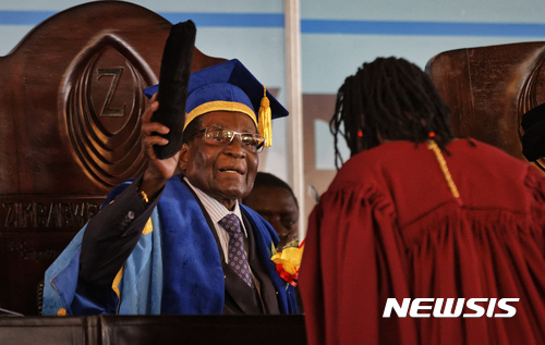 무가베 대통령 17일 사흘만에 공개 석상에 나타나 대학교 졸업식 진행. AP