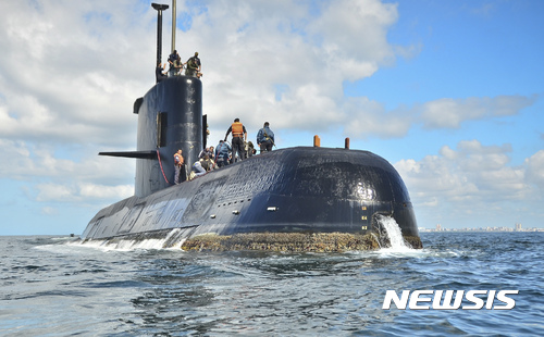 【부에노스아이레스=AP/뉴시스】정확한 날짜가 확인되지 않은 사진으로 아르헨티나 해군 소속 잠수함인 ARA 산후안 호가 부에노스아이레스 항에 정박해 있다. 산후안 호는 15일을 마지막으로 이틀째 교신이 끊긴 상태다. 2017.11.18