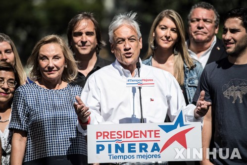 【산티아고=AP/뉴시스】세바스티안 피녜라 칠레 전 대통령이자 대선후보가 19일(현지시간) 산티아고에서 연설하고 있다. 그는 개표결과 1위를 차지했지만 과반득표는 실패해 12월에 치러지는 결선투표에 진출했다. 2017.11.20 