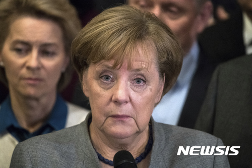 【베를린=AP/뉴시스】앙겔라 메르켈 독일 총리가 17일(현지시간) 기자회견에서 새 연립정부 구성 협상이 결렬됐음을 밝히고 있다. 2017.11.20.