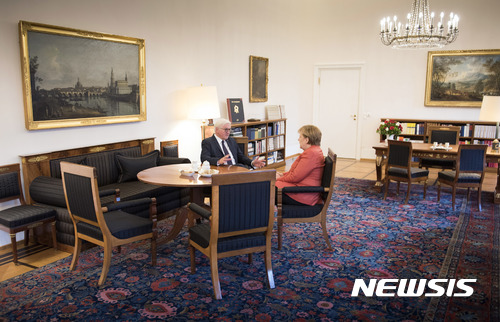 【베를린=AP/뉴시스】앙겔라 메르켈 독일 총리가 20일(현지시간)베를린에서 프랑크 발터 슈타인마이어 대통령과 대화하고 있다. 메르켈은 이날 연정 협상 타결에 실패하자 재총선 가능성을 시사했다. 2017.11.21 