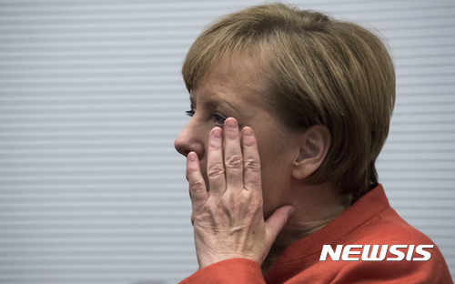 【베를린=AP/뉴시스】앙겔라 메르켈 독일 총리가 20일(현지시간) 베를린 국회의사당에 들어서고 있다. 메르켈 총리는 이날 연립정부 구성 협상이 결렬되자 재총선 가능성을 시사했다. 2017.11.21 