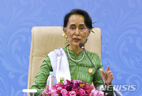 【네피도(미얀마)=AP/뉴시스】아웅산 수지 미얀마 국가고문이 지난 21일 수도 네피도의 국제컨벤션센터에서 기자들과 이야기하고 있다. 미얀마 정부는 수지 여사가 30일 중국을 방문한다고 28일 밝혔다. 2017.11.28