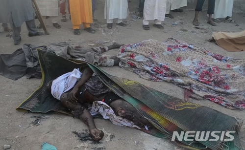 【무비( 나이지리아) = AP/뉴시스】 지난 해 11월 나이지리아 아다마와 주의 무비에서 자살폭탄으로 살해된 사원 참배객들.  나이지리아의 중부에서는 24일 무슬림 목축업자와 기독교도 농부들의 집단 충돌로 86명이 사망했다. 