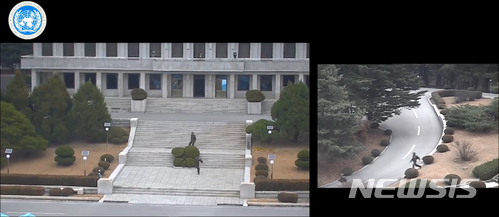 【서울=뉴시스】유엔군 사령부는 22일 오전 서울 용산구 국방부 브리핑룸에서 최근 판문점공동경비구역(JSA)을 통해 귀순한 북한 병사의 당시 총격 상황을 담은 CCTV를 공개했다. 지난 13일 귀순 북한 병사를 쫓는 북한군 모습. 2017.11.22. (사진=유엔군사령부 제공) photo@newsis.com