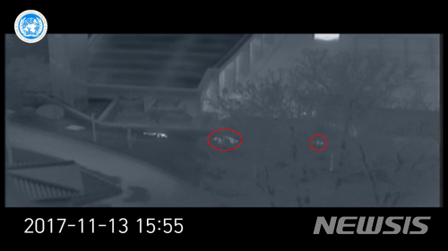 【서울=뉴시스】유엔군 사령부는 22일 오전 서울 용산구 국방부 브리핑룸에서 최근 판문점공동경비구역(JSA)을 통해 귀순한 북한 병사의 당시 총격 상황을 담은 CCTV와 열상탐지장비(TOD) 영상를 공개했다. 사진은 지난 13일 JSA경비대대 장병들(빨간원)이 부상당한 북한 귀순 병사를 향해 포복 이동하는 모습. 맨 오른쪽은 JSA경비대대 대대장. 2017.11.22. (사진=유엔군사령부 영상 캡쳐) photo@newsis.com