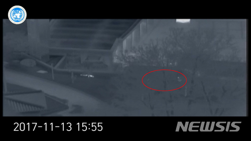 【서울=뉴시스】유엔군 사령부는 22일 오전 서울 용산구 국방부 브리핑룸에서 최근 판문점공동경비구역(JSA)을 통해 귀순한 북한 병사의 당시 총격 상황을 담은 CCTV와 열상탐지장비(TOD) 영상를 공개했다. 사진은 지난 13일 JSA경비대대 장병들(빨간원)이 부상당한 북한 귀순 병사를 향해 포복 이동하는 모습. 2017.11.22. (사진=유엔군사령부 영상 캡쳐) photo@newsis.com