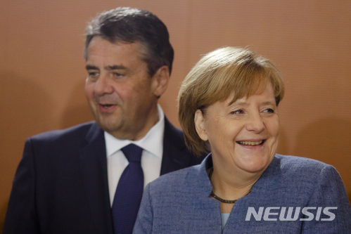 【베를린=AP/뉴시스】앙겔라 메르켈 독일 총리(오른쪽)가 22일(현지시간) 베를린에 있는 총리관저에서 각료회의를 하기 위해 지그마어 가브리엘 부총리 겸 외무장관과 회의장에 도착하고 있다. 2017.11.24 