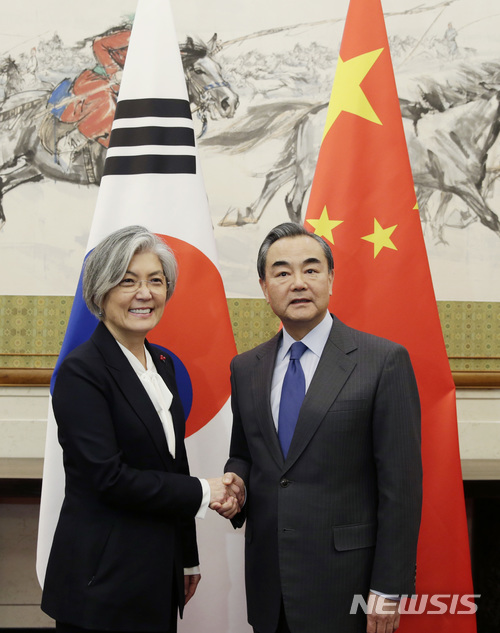 【베이징=AP/뉴시스】강경화 외교장관(왼쪽)과 왕이 중국 외교부장이 22일 베이징에서 회담했다. 2017.11.23.