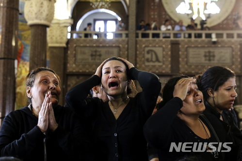 【알렉산드리아(이집트)=AP/뉴시스】 24일(현지시간) 이집트 시나이 반도의 한 모스크(이슬람교 예배당)에서 무장세력에 의한 폭탄·총격 테러가 발생해 현재까지 최소 235명이 사망했다. 사진은 지난 4월 알렉산드리아 교회에서 테러가 발생한 뒤 이집트인들이 오열하는 모습. 2017.11.25