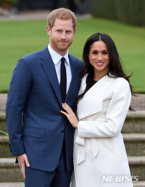 【런던=AP/뉴시스】 27일 내년 봄 결혼하기로 한 영국의 해리 왕자와 메건 마크리가 켄싱턴궁 앞마당에 나와 포즈를 취하고 있다. 이들의 결혼 계획은 이날 아버지 찰스 왕자의 클리어런스 하우스 명의로 발표됐다. 2017. 11. 27.  