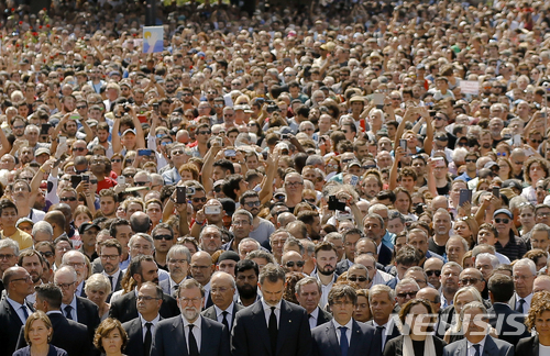 【바르셀로나 (스페인) = AP/뉴시스】 =2017년 8월 18일 바르셀로나에서 일어난 폭탄 테러로 13명이 숨진 다음날 현장의 추모집회에 참석한 펠리페 스페인국왕( 앞줄 가운데)과 마리아노 라호이총리(왼쪽), 푸지데몬 카탈루냐 자치주 수반(오른쪽)의 모습.   