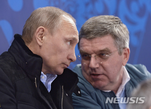【소치=AP/뉴시스】 블라디미르 푸틴 러시아 대통령(왼쪽)과 토마스 바흐 IOC 위원장