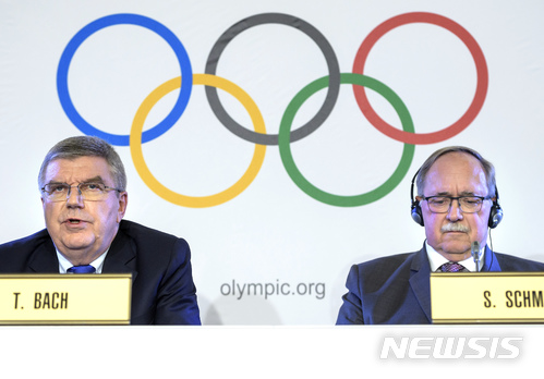 【로잔(스위스)=AP/뉴시스】토머스 바흐 국제올림픽위원회(IOC) 위원장(왼쪽)이 5일(현지시간) 스위스 로잔에서 기자회견을 열고 있다. IOC는 이날 내년 평창 동계올림픽에서 러시아 선수들의 개인 출전은 허용하지만 선수단 출장은 금지한다고 말했다. 2017.12.5